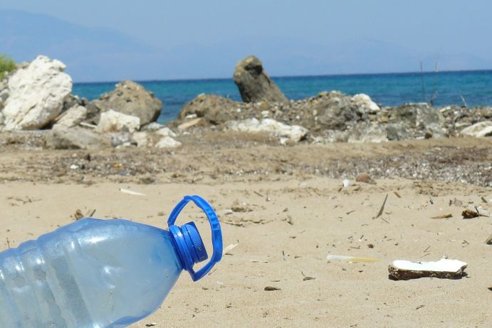 Plastic liter at the beach.