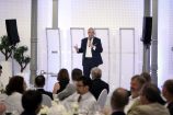 Abendvortrag von Alexander Möller (ADAC e.V.) auf der Agendakonferenz "Wege zur Mobilitätswende" am 22. und 23. Juni 2017 in Berlin Mobilität und urbaner Verkehr befinden sich derzeit in einem dynamischen Wandel. In den Städten entstehen zum einen vielfältige neue Mobilitätsdienstleistungen und Verkehrsangebote, zum anderen verändern sich Mobilitätsmuster und Rahmenbedingungen der Mobilität. Dieser Wandel der Mobilitätswelt erfordert eine verstärkte Einbindung der Forschung, um diesen Wandel mit zu gestalten. Das Bundesministerium für Bildung und Forschung (BMBF) führt daher im Jahr 2017 einen Agendaprozess „Nachhaltige urbane Mobilität" durch. Dieser erfolgt unter Mitwirkung des Bundesministeriums für Verkehr und digitale Infrastruktur (BMVI).
Im Rahmen dieses Prozesses diskutierten 300 Expertinnen und Experten aus Wissenschaft, Wirtschaft, Politik und Zivilgesellschaft auf der "Agendakonferenz: Wege zur Mobilitätswende" über Forschungs- und Umsetzungsbedarfe für eine nachhaltige Entwicklung von Mobilität in Städten.