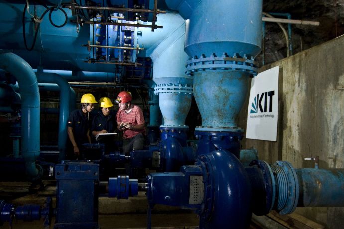 IWRM Indonesien: Ausbildung von Technikern in der unterirdischen Wasserförderanlage Bribin Bribin underground hydropower plant: used to extract the 100 m deep underground water resources to the 220 m reservoir using the innovative adapted "Pump as Turbine"(PaT)-Technology. Integriertes Wasserressourcen-Management (IWRM) in Indonesien Der Distrikt Gunung Kidul nahe der Großstadt Yogyakarta ist eines der ärmsten Gebiete Javas. Eine Ursache liegt im zerklüfteten Karstuntergrund, in dem Oberflächenwasser sofort versickert. Dies führt in der Trockenzeit zu Wassermangel, was z. B. den landwirtschaftlichen Ertrag beeinträchtigt. Gesamtziel des deutsch-indonesischen Vorhabens ist die Stärkung einer nachhaltigen Entwicklung in Gunung Kidul durch die Etablierung eines Integrierten Wasserressourcen-Managements (IWRM). Das Projekt errichtete einen unterirdischer Bewirtschaftungsspeicher, der durch regenerative Wasserkraft Höhlenwasser fördert. In dem Folgeprojekt soll jetzt neben der Erschließung der Wasservorkommen auch ein IWRM-Konzept für die optimierte Wasserverteilung, die Wasseraufbereitung und die Abwasserentsorgung entwickelt werden. Die Fördermaßnahme IWRM wird innerhalb des BMBF Rahmenprogramms Forschung für Nachhaltige Entwicklungen (FONA) finanziert. Umgesetzt wird IWRM durch die Universität Karlsruhe, das Institut für Wasser und Gewässerentwicklung (IWG) und das Karlsruher Institut für Technologie (KIT).