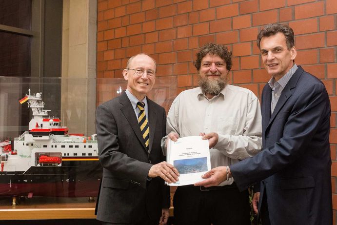 Prof. Dr. Dr. Hans Michael Piper, Präsident der Universität Oldenburg, Prof. Dr. Helmut Hillebrand von der Uni Oldenburg und Prof. Dr. Thomas Brey vom Alfred-Wegener-Institut freuen sich auf das neue Helmholtz Institut. Prof. Dr. Dr. Hans Michael Piper, Präsident der Universität Oldenburg, Prof. Dr. Helmut Hillebrand von der Uni Oldenburg und Prof. Dr. Thomas Brey vom Alfred-Wegener-Institut freuen sich auf das neue Helmholtz Institut.
