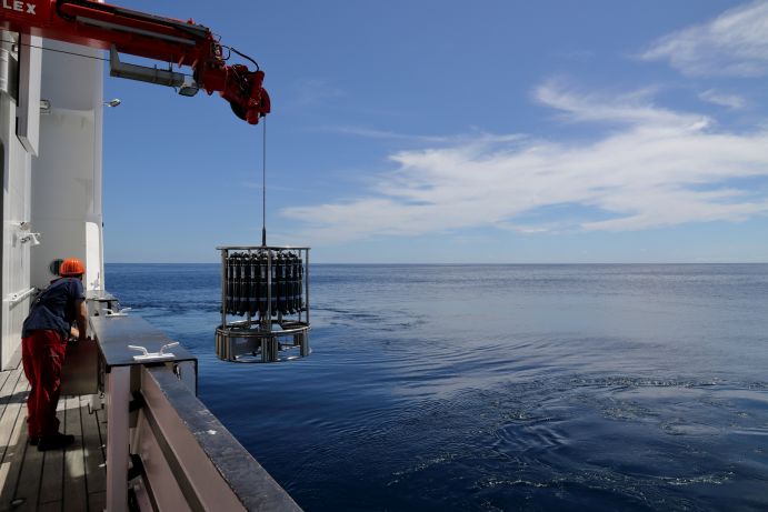 Mithilfe einer so genannten CTD-Rosette können Wissenschaftler die Wassersäule beproben und Parameter wie Salzgehalt, Temperatur, Sauerstoff und Partikeldichte in der Wassersäule messen. Sie wird von Bord des Forschungsschiffs SONNE ins Wasser gelassen. Mithilfe einer so genannten CTD-Rosette können Wissenschaftler die Wassersäule beproben und Parameter wie Salzgehalt, Temperatur, Sauerstoff und Partikeldichte in der Wassersäule messen. Sie wird von Bord des Forschungsschiffs SONNE ins Wasser gelassen.