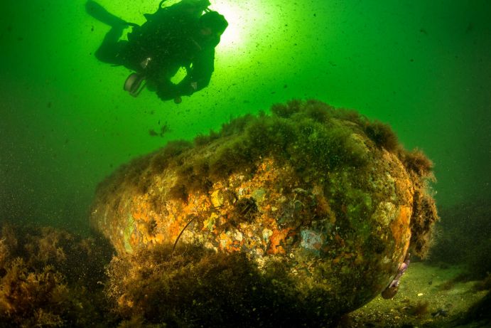 Ein Forschungstaucher untersucht Altmunition in der Ostsee