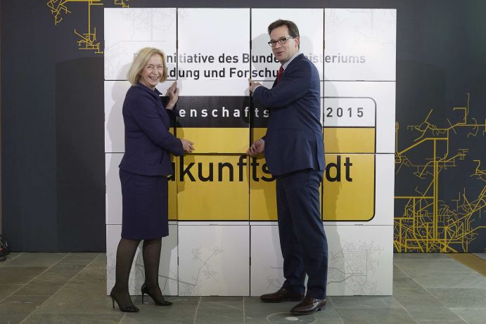 Im Wissenschaftsjahr 2015 - Zukunftsstadt wird das Zusammenspiel von Kommunen,Wirtschaft, Wissenschaft und den Bürgerinnen und Bürgern von elementarer Bedeutungsein. Bundesforschungsministerin Johanna Wanka und Florian Pronold, ParlamentarischerStaatsekretär im Bundesbauministerium, hoffen auf eine starke Beteiligung der Bevölkerung.