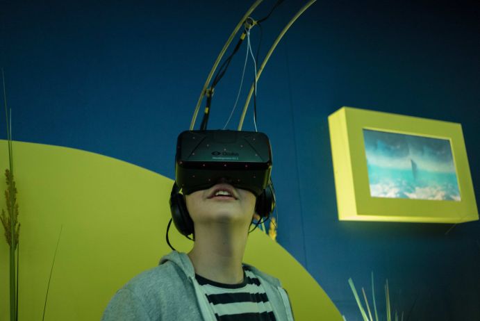 Er&ouml;ffnung der Ausstellung "Meere und Ozeane" auf der MS Wissenschaft. Die 3D-Brille des Zentrums f&uuml;r Marine Tropen&ouml;kologie erm&ouml;glicht einen virtuellen Tauchgang durch ein Korallenriff.