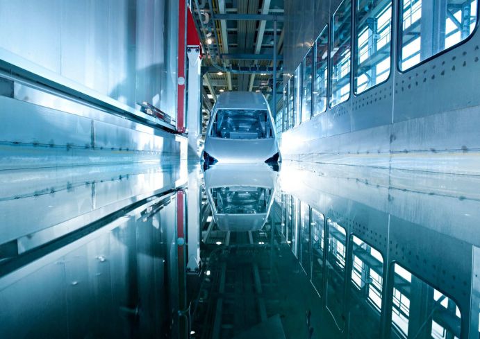 Lackierung im Tauchbad: Industrielle Wässer und Lacke lassen sich mit Elektroimpulsen entkeimen. Lackierung im Tauchbad: Industrielle Wässer und Lacke lassen sich mit Elektroimpulsen entkeimen.
