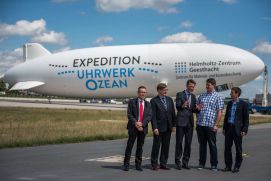 Vor dem Abflug des Zeppelins zur Expedition &bdquo;Uhrwerk Ozean&ldquo; am Flughafen Berlin-Sch&ouml;nefeld: Wolfgang Kaysser, Wissenschaftlicher Gesch&auml;ftsf&uuml;hrer des Helmholtz-Zentrums Geesthacht, Otmar Wiestler, Pr&auml;sident der Helmholtz-Gemeinschaft, Georg Sch&uuml;tte, Staatssekret&auml;r im Bundesforschungsministerium, &bdquo;jugend forscht&ldquo;-Preistr&auml;ger Alexander Rotsch und Expeditionsleiter Burkhard Baschek, Direktor des Instituts f&uuml;r K&uuml;stenforschung am Helmholtz-Zentrum Geesthacht.