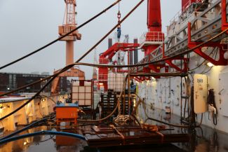 Das Forschungsschiff SONNE in der Werft in Emden.