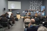 Meeresforscher auf der Weltklimakonferenz in Paris 2015 Internationale Meeresforscher informierten am Rande der COP 21 interessierte Delegierte über den Klima-bedingten Wandel in den Ozeanen. Das Side Event „The changing ocean and its impact on society“ fand am 3. Dezember in Paris statt. Organisatorin Carol Turley vom Plymouth Marine Laboratory eröffnet die Podiumsdiskussion, in der die Experten aktuelle Forschungsergebnisse aus der Meeres- und Küstenforschung vorstellten. V.l.n.r.: Carol Turley (Plymouth Marine Laborator, Paul Pearson (Cardiff University and UK Ocean Acidification research programme), Hans Pörtner (Alfred-Wegener-Institut for Polar- und Meeresforschung, BIOACID und IPCC), Jean-Pierre Gattuso (CNRS-UPMC, Oceans 2015 Initiative), Vladimir Ryabinin (Intergovernmental Oceanographic Commission of UNESCO), Phillip Williamson (UK Ocean Acidification Research Programme and Natural Environment Research Council), Alex Magnan (IDDRI)