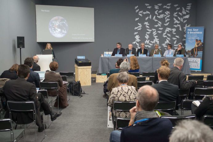 Meeresforscher auf der Weltklimakonferenz in Paris 2015 Internationale Meeresforscher informierten am Rande der COP 21 interessierte Delegierte über den Klima-bedingten Wandel in den Ozeanen. Das Side Event „The changing ocean and its impact on society“ fand am 3. Dezember in Paris statt. Organisatorin Carol Turley vom Plymouth Marine Laboratory eröffnet die Podiumsdiskussion, in der die Experten aktuelle Forschungsergebnisse aus der Meeres- und Küstenforschung vorstellten. V.l.n.r.: Carol Turley (Plymouth Marine Laborator, Paul Pearson (Cardiff University and UK Ocean Acidification research programme), Hans Pörtner (Alfred-Wegener-Institut for Polar- und Meeresforschung, BIOACID und IPCC), Jean-Pierre Gattuso (CNRS-UPMC, Oceans 2015 Initiative), Vladimir Ryabinin (Intergovernmental Oceanographic Commission of UNESCO), Phillip Williamson (UK Ocean Acidification Research Programme and Natural Environment Research Council), Alex Magnan (IDDRI)