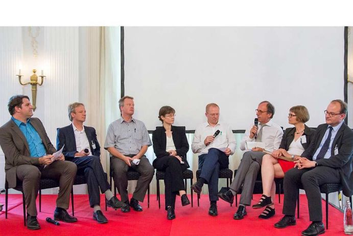 Podiumsdiskussion am 19. Juni 2013. Teilnehmer von links nach rechts: Andreas Löschel (ZEW), Jörg Haas (ECF), Joachim Hein (BDI), Karen Pittel (ifo), Klaus Stratmann (Handelsblatt, Moderation), Karl Eugen Huthmacher (BMBF), Ursula Fuentes Hutfilter (BMU), Ottmar Edenhofer (PIK).