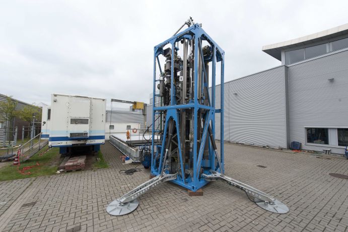 Neues Tiefsee-Bohrgerät vor erstem Einsatz: MARUM-MeBo200 der Öffentlichkeit vorgestellt Nach vierjähriger Entwicklungs- und Bauphase wurde das neue Meeresboden-Bohrgerät MARUM-MeBo200 des Bremer Zentrums für Marine Umweltwissen-schaften heute im Rahmen einer Feier mit den Projektpartnern der Öffentlichkeit vorgestellt. Wissenschaftlich und technisch erprobt wird das Hightech-Instrument in der zweiten Oktoberhälfte dieses Jahres auf einer Fahrt mit dem neuen Forschungsschiff SONNE. Das gut acht Millionen Euro teure System wurde vom Bundesministerium für Bildung und Forschung finanziert.