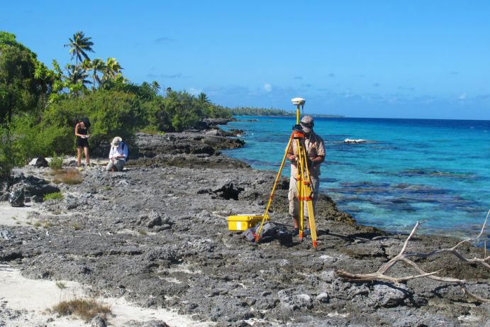 Um die Veränderungen des Meeresspiegels im zentalen Pazifik während der vergangenen 6000 Jahre zu rekonstruieren, hat das internationale Team Mikroatolle in Französich-Polynesien vermessen und beprobt. Die Datierung der fossilen Korallen erfolgte am GEOMAR in Kiel. Um die Veränderungen des Meeresspiegels im zentalen Pazifik während der vergangenen 6000 Jahre zu rekonstruieren, hat das internationale Team Mikroatolle in Französich-Polynesien vermessen und beprobt. Die Datierung der fossilen Korallen erfolgte am GEOMAR in Kiel.