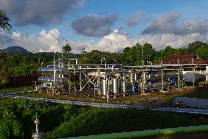 Geothermisches Niedertemperatur-Demonstrationskraftwerk in Lahendong mit einem Primärwärmeübertrager der Firma Kalorindo (Indonesien), einem ORC-Prototyp der Firma Dürr Cyplan (Deutschland) und einer Trockenkühlung der Firma Güntner (Indonesien) Geothermisches Niedertemperatur-Demonstrationskraftwerk in Lahendong mit einem Primärwärmeübertrager der Firma Kalorindo (Indonesien), einem ORC-Prototyp der Firma Dürr Cyplan (Deutschland) und einer Trockenkühlung der Firma Güntner (Indonesien)