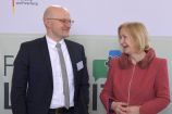 Thomas Kralinski (Chef der Staatskanzlei und Beauftragter für Medien des Landes Brandenburg) und Prof. Dr. Johanna Wanka (Bundesministerin für Bildung und Forschung) gemeinsam auf dem Forum Lausitz (v.l.)