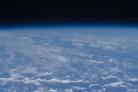 Horizontansicht von der Internationalen Raumstation auf 220 Meilen über der Erde, die die Atmosphäre des Heimatplaneten deutlich zeigt