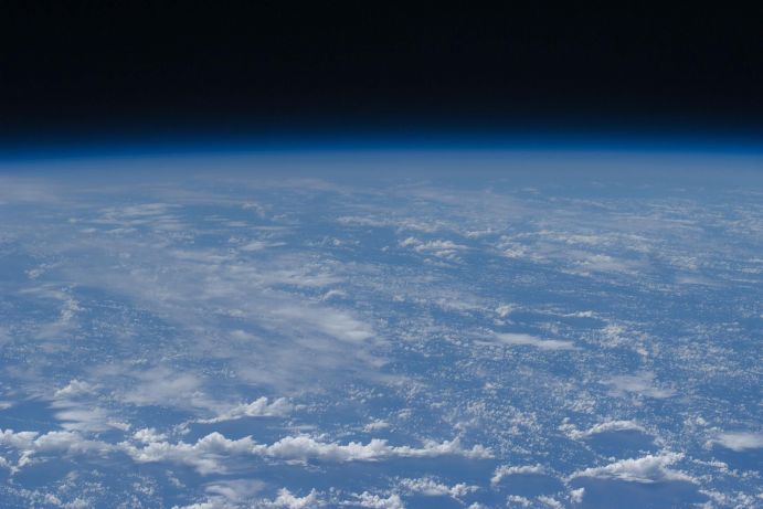 Horizontansicht von der Internationalen Raumstation auf 220 Meilen über der Erde, die die Atmosphäre des Heimatplaneten deutlich zeigt Horizontansicht von der Internationalen Raumstation auf 220 Meilen über der Erde, die die Atmosphäre des Heimatplaneten deutlich zeigt