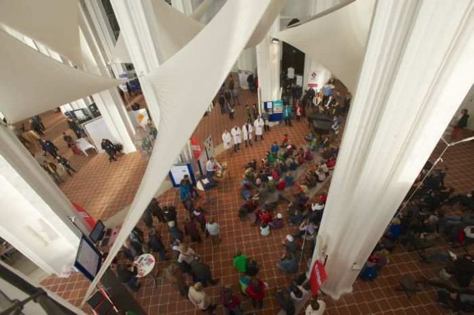 Tag der Wissenschaft in St. Petri zu Lübeck Veranstaltung "Tag der Wissenschaft" in St. Petri zu Lübeck. Das Bild zeigt eine Aufnahme aus 2013.Beim siebten "Tag der Wissenschaft – Zukunftsstadt Lübeck" gibt es die Zutaten für ein modernes Lübeck. Lübecker Hochschulen, städtische Akteure und die Wirtschaft gestalten einen bunten Reigen von Wissensinseln in der Kirche.Die Veranstaltung fand im Rahmen des Wissenschaftsjahres 2015 - Zukunftsstadt statt.