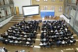 Eröffnungsplenum der Agendakonferenz "Wege zur Mobilitätswende" am 22. und 23. Juni 2017 in Berlin Mobilität und urbaner Verkehr befinden sich derzeit in einem dynamischen Wandel. In den Städten entstehen zum einen vielfältige neue Mobilitätsdienstleistungen und Verkehrsangebote, zum anderen verändern sich Mobilitätsmuster und Rahmenbedingungen der Mobilität. Dieser Wandel der Mobilitätswelt erfordert eine verstärkte Einbindung der Forschung, um diesen Wandel mit zu gestalten. Das Bundesministerium für Bildung und Forschung (BMBF) führt daher im Jahr 2017 einen Agendaprozess „Nachhaltige urbane Mobilität" durch. Dieser erfolgt unter Mitwirkung des Bundesministeriums für Verkehr und digitale Infrastruktur (BMVI).
Im Rahmen dieses Prozesses diskutierten 300 Expertinnen und Experten aus Wissenschaft, Wirtschaft, Politik und Zivilgesellschaft auf der "Agendakonferenz: Wege zur Mobilitätswende" über Forschungs- und Umsetzungsbedarfe für eine nachhaltige Entwicklung von Mobilität in Städten.