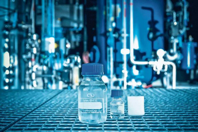 Synthetischer "sunfire"-Diesel besteht aus Kohlendioxid, Wasser und Erneuerbarer Energie. Synthetischer "sunfire"-Diesel besteht aus Kohlendioxid, Wasser und Erneuerbarer Energie.