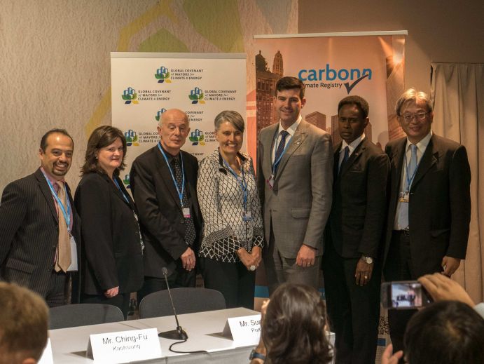 Podium des WBGU-Side-Event „Science-Policy Dialogue to Reach Paris Targets via Transformation at All Levels of Governments". Auf der Weltklimakonferenz 2016 fanden in Marrakesch verschiedene Side-Events unter Beteiligung von BMBF-Fördermaßnahmen statt. Sie zeigten, wie Wissenschaft und Forschung dabei helfen, den im Übereinkommen von Paris von der Weltgemeinschaft vereinbarten Wandel zu gestalten.
Die 22. UN-Klimakonferenz fand vom 7. bis 18. November 2016 in Marrakesch in Marokko statt. Die Vertragsstaaten diskutieren die Ausgestaltung des Pariser Klimaabkommens, das am 4. November 2016 in Kraft getreten ist. Auf den jährlich stattfindenen Weltklimakonferenzen treffen sich Politiker, Wissenschaftler und weitere Akteure um die Folgen und Konzequenzen des Klimawandels auf der Erde zu diskutieren.