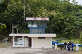 The elevator house of the underground hydropower planthouse has a 2.4 m diameter and 100 m deep vertical shaft as the means of transport from the 100 m deep underground water extraction facility.  Integriertes Wasserressourcen-Management (IWRM) in Indonesien Der Distrikt Gunung Kidul nahe der Großstadt Yogyakarta ist eines der ärmsten Gebiete Javas. Eine Ursache liegt im zerklüfteten Karstuntergrund, in dem Oberflächenwasser sofort versickert. Dies führt in der Trockenzeit zu Wassermangel, was z. B. den landwirtschaftlichen Ertrag beeinträchtigt. Gesamtziel des deutsch-indonesischen Vorhabens ist die Stärkung einer nachhaltigen Entwicklung in Gunung Kidul durch die Etablierung eines Integrierten Wasserressourcen-Managements (IWRM). Das Projekt errichtete einen unterirdischer Bewirtschaftungsspeicher, der durch regenerative Wasserkraft Höhlenwasser fördert. In dem Folgeprojekt soll jetzt neben der Erschließung der Wasservorkommen auch ein IWRM-Konzept für die optimierte Wasserverteilung, die Wasseraufbereitung und die Abwasserentsorgung entwickelt werden.   Die Fördermaßnahme IWRM wird innerhalb des BMBF Rahmenprogramms Forschung für Nachhaltige Entwicklungen (FONA) finanziert. Umgesetzt wird IWRM durch die Universität Karlsruhe, das Institut für Wasser und Gewässerentwicklung (IWG) und das Karlsruher Institut für Technologie (KIT). 