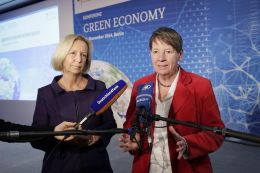 Bundesforschungsministerin Johanna Wanka und Bundesumweltministerin Barbara Hendricks stellen heute in Berlin die neue Forschungsagenda Green Economy vor, die in den vergangenen zwei Jahren in einem Dialogprozess mit den großen Wirtschaftsverbänden, Gewerkschaften, Verbraucherorganisationen und NGO erarbeitet wurde. Das Forschungsministerium will mit dieser Forschungsagenda Innovationen für die Green Economy anstoßen und stellt dafür bis zum Jahr 2018 insgesamt 350 Mio. € bereit.