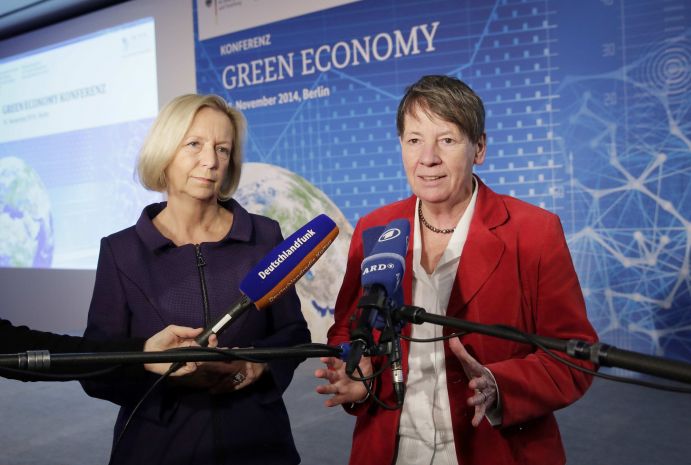 Pressefoto der Green Economy Konferenz 2014: v.l. Bundesforschungsministerin Johanna Wanka, Bundesumweltministerin Barbara Hendricks Bundesforschungsministerin Johanna Wanka und Bundesumweltministerin Barbara Hendricks stellen heute in Berlin die neue Forschungsagenda Green Economy vor, die in den vergangenen zwei Jahren in einem Dialogprozess mit den großen Wirtschaftsverbänden, Gewerkschaften, Verbraucherorganisationen und NGO erarbeitet wurde. Das Forschungsministerium will mit dieser Forschungsagenda Innovationen für die Green Economy anstoßen und stellt dafür bis zum Jahr 2018 insgesamt 350 Mio. € bereit.