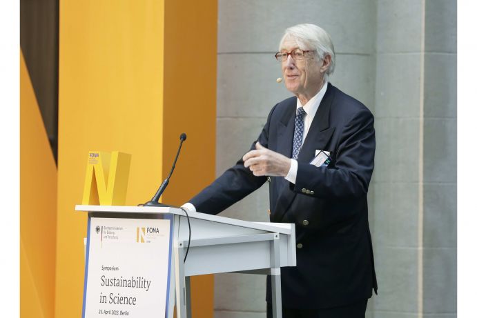 Über 200 Experten aus Wissenschaft, Wirtschaft und Zivilgesellschaft diskutierten auf dem BMBF-Symposium „Sustainability in Science“ am 23. April 2013 in Berlin, wie sie Nachhaltigkeit in Forschung, Lehre und Verwaltung vorantreiben können. Studentische Nachhaltigkeitsinitiativen spielten eine herausragende Rolle.  Prof. Rietschel ist der Präsidiumsbeauftragte für EU-Angelegenheiten bei acatech - Deutsche Akademie der Technikwissenschaften. Als Mitglied des Programmbeirates moderierte das Symposium.