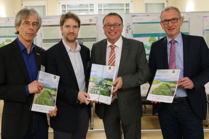 Übergabe des Energiekonzepts an die Lokalakteure: Stefan Gustav von der HWK Koblenz, Projektleiter Dr. André Schaffrin, Landrat Dr. Jürgen Pföhler, Bürgermeister Guido Orthen (v.l.n.r.)