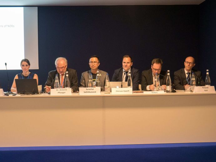 Podium des BMWi-Side Event „The Paris Agreement and the contributions of NDEs under the technology mechanism" Auf der Weltklimakonferenz 2016 fanden in Marrakesch verschiedene Side-Events unter Beteiligung von BMBF-Fördermaßnahmen statt. Sie zeigten, wie Wissenschaft und Forschung dabei helfen, den im Übereinkommen von Paris von der Weltgemeinschaft vereinbarten Wandel zu gestalten.
Die 22. UN-Klimakonferenz fand vom 7. bis 18. November 2016 in Marrakesch in Marokko statt. Die Vertragsstaaten diskutieren die Ausgestaltung des Pariser Klimaabkommens, das am 4. November 2016 in Kraft getreten ist. Auf den jährlich stattfindenen Weltklimakonferenzen treffen sich Politiker, Wissenschaftler und weitere Akteure um die Folgen und Konzequenzen des Klimawandels auf der Erde zu diskutieren.