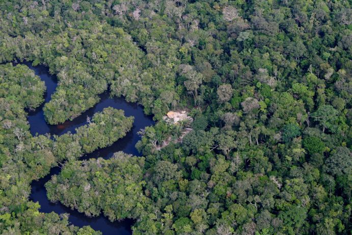 150 km nordöstlich der brasilianischen Stadt Manaus wird der Grundstein für den Messturm ATTO gelegt, der mit seinen 325 Metern den Eiffelturm um einen Meter überragen wird. So wird der Turm Informationen zur Treibhausgasbilanz von mehreren tausend Quadratkilometern&nbsp; - rund 50 Prozent des Amazonasbeckens - liefern können."Deutschland und&nbsp; Brasilien leisten damit einen wichtigen Beitrag, um den Klimawandel und dessen Auswirkungen auf die Atmosphäre besser zu verstehen. Zugleich erforschen wir Möglichkeiten, den Regenwald besser zu schützen", sagte Bundesforschungsministerin Johanna Wanka. "Diese deutsch-brasilianische Kooperation ist ein ausgezeichnetes Beispiel für die internationale Vernetzung in der Grundlagenforschung."