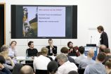Session I: Start-up meets Wissenschaft auf der Agendakonferenz "Wege zur Mobilitätswende" am 23. Juni 2017 in Berlin Mobilität und urbaner Verkehr befinden sich derzeit in einem dynamischen Wandel. In den Städten entstehen zum einen vielfältige neue Mobilitätsdienstleistungen und Verkehrsangebote, zum anderen verändern sich Mobilitätsmuster und Rahmenbedingungen der Mobilität. Dieser Wandel der Mobilitätswelt erfordert eine verstärkte Einbindung der Forschung, um diesen Wandel mit zu gestalten. Das Bundesministerium für Bildung und Forschung (BMBF) führt daher im Jahr 2017 einen Agendaprozess „Nachhaltige urbane Mobilität" durch. Dieser erfolgt unter Mitwirkung des Bundesministeriums für Verkehr und digitale Infrastruktur (BMVI).
Im Rahmen dieses Prozesses diskutierten 300 Expertinnen und Experten aus Wissenschaft, Wirtschaft, Politik und Zivilgesellschaft auf der "Agendakonferenz: Wege zur Mobilitätswende" über Forschungs- und Umsetzungsbedarfe für eine nachhaltige Entwicklung von Mobilität in Städten.