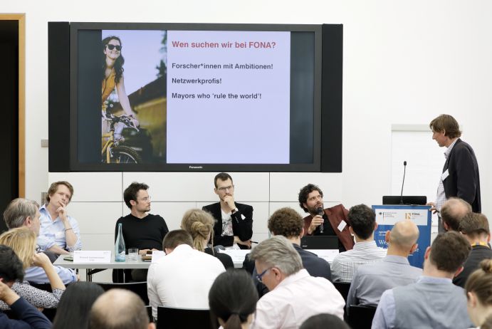 Session I: Start-up meets Wissenschaft auf der Agendakonferenz "Wege zur Mobilitätswende" am 23. Juni 2017 in Berlin Mobilität und urbaner Verkehr befinden sich derzeit in einem dynamischen Wandel. In den Städten entstehen zum einen vielfältige neue Mobilitätsdienstleistungen und Verkehrsangebote, zum anderen verändern sich Mobilitätsmuster und Rahmenbedingungen der Mobilität. Dieser Wandel der Mobilitätswelt erfordert eine verstärkte Einbindung der Forschung, um diesen Wandel mit zu gestalten. Das Bundesministerium für Bildung und Forschung (BMBF) führt daher im Jahr 2017 einen Agendaprozess „Nachhaltige urbane Mobilität" durch. Dieser erfolgt unter Mitwirkung des Bundesministeriums für Verkehr und digitale Infrastruktur (BMVI).
Im Rahmen dieses Prozesses diskutierten 300 Expertinnen und Experten aus Wissenschaft, Wirtschaft, Politik und Zivilgesellschaft auf der "Agendakonferenz: Wege zur Mobilitätswende" über Forschungs- und Umsetzungsbedarfe für eine nachhaltige Entwicklung von Mobilität in Städten.