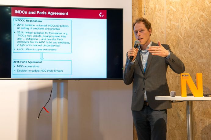 Pieter Pauw (DIE) bei der German Science Hour zum Thema „Communicating climate science" auf dem Deutschen Pavillon (COP 23, Bonn)