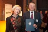 Bundesministerin für Bildung und Forschung Prof. Dr. Johanna Wanka übergibt den Zuwendungsbescheid an Herrn Dr. Friedrich Seitz, President Process Research &amp; Chemical Engineering der BASF SE.  Die 3. Statuskonferenz zur BMBF-Fördermaßnahme "Technologien für Nachhaltigkeit und Klimaschutz - Chemische Prozesse und stoffliche Nutzung von CO2" fand am 9.-10. April 2013 in Berlin im E-Werk statt. Die Fördermaßnahme wird innerhalb das Rahmenprogramms "Forschung für Nachhaltige Entwicklungen" (FONA) im Schwerpunkt Rohstoffeffizienz gefördert.