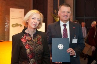 Bundesministerin für Bildung und Forschung Prof. Dr. Johanna Wanka übergibt den Zuwendungsbescheid an Herrn Dr. Friedrich Seitz, President Process Research &amp; Chemical Engineering der BASF SE.  Die 3. Statuskonferenz zur BMBF-Fördermaßnahme "Technologien für Nachhaltigkeit und Klimaschutz - Chemische Prozesse und stoffliche Nutzung von CO2" fand am 9.-10. April 2013 in Berlin im E-Werk statt. Die Fördermaßnahme wird innerhalb das Rahmenprogramms "Forschung für Nachhaltige Entwicklungen" (FONA) im Schwerpunkt Rohstoffeffizienz gefördert.