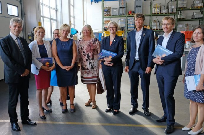 GEOMAR-Verwaltungsdirektor Michael Wagner (li.), Prof. Dr. Karen Wiltshire (4.v.li), Prof. Dr. Ute Hentschel Humeida (5. v. li.), Prof. Dr. Martin Visbeck (3. v. re.) und Prof. Dr. Katja Matthes (re.) begrüßen Bundesministerin Anja Karliczek (4. v. re.), den Schleswig-Holsteinischen Ministerpräsidenten Daniel Günther (2. v. re.) und die schleswig-holsteinische Wissenschaftsministerin Karin Prien (2. v. li.) mit ihrer Staatssekretärin Dorit Stenke (3. v. li.) am GEOMAR. GEOMAR-Verwaltungsdirektor Michael Wagner (li.), Prof. Dr. Karen Wiltshire (4.v.li), Prof. Dr. Ute Hentschel Humeida (5. v. li.), Prof. Dr. Martin Visbeck (3. v. re.) und Prof. Dr. Katja Matthes (re.) begrüßen Bundesministerin Anja Karliczek (4. v. re.), den Schleswig-Holsteinischen Ministerpräsidenten Daniel Günther (2. v. re.) und die schleswig-holsteinische Wissenschaftsministerin Karin Prien (2. v. li.) mit ihrer Staatssekretärin Dorit Stenke (3. v. li.) am GEOMAR.