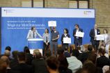 Einführung in die Workshops der Agendakonferenz "Wege zur Mobilitätswende" am 22. und 23. Juni 2017 in Berlin v.l.n.r.: Prof. Dr. Hans Liudger- Dienel (nexus | IBBA TU Berlin), Sarah Wutz (InnoZ), Dr. Weert Canzler (WZB), Dr. Angela Jain (nexus Institut), Christoph Henseler (nexus Institut | TU Berlin), Dr. Christian Hoffmann (InnoZ), Dr. Birgit Böhm (nexus Institut | TU Berlin)
Mobilität und urbaner Verkehr befinden sich derzeit in einem dynamischen Wandel. In den Städten entstehen zum einen vielfältige neue Mobilitätsdienstleistungen und Verkehrsangebote, zum anderen verändern sich Mobilitätsmuster und Rahmenbedingungen der Mobilität. Dieser Wandel der Mobilitätswelt erfordert eine verstärkte Einbindung der Forschung, um diesen Wandel mit zu gestalten. Das Bundesministerium für Bildung und Forschung (BMBF) führt daher im Jahr 2017 einen Agendaprozess „Nachhaltige urbane Mobilität" durch. Dieser erfolgt unter Mitwirkung des Bundesministeriums für Verkehr und digitale Infrastruktur (BMVI).
Im Rahmen dieses Prozesses diskutierten 300 Expertinnen und Experten aus Wissenschaft, Wirtschaft, Politik und Zivilgesellschaft auf der "Agendakonferenz: Wege zur Mobilitätswende" über Forschungs- und Umsetzungsbedarfe für eine nachhaltige Entwicklung von Mobilität in Städten.