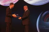 Deutscher Nachhaltigkeitspreis Forschung 2015: Preisverleihung Im Rahmen des 8. Deutschen Nachhaltigkeitstages überreichte Dr. Georg Schütte, Staatssekretär im Bundesforschungsministerium, am Freitag 27. November 2015 in Düsseldorf den Deutschen Nachhaltigkeitspreis Forschung an Herrn Prof. Klaus Raps, Stellvertretender Vorstand des C³- Carbon Concrete Composite e.V.
Vor rund 1200 Gästen betonte Herr Schütte: „Mit Carbonbeton lässt sich im Bau bis zur Hälfte der Energie und Rohstoffe, die für konventionellen Bau benötigt werden, einsparen. Der Nachhaltigkeitspreis wird helfen, den neuen Werkstoff aus dem Labor auf die Baustelle zu bringen. Das ist das richtige Signal im Wissenschaftsjahr 2015 – Zukunftsstadt.“
