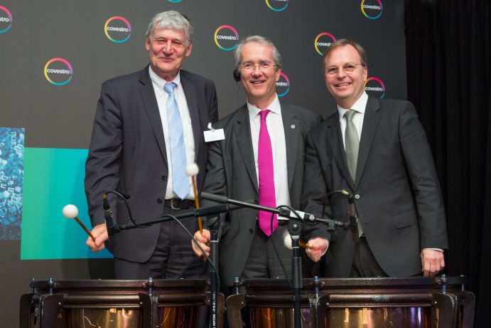 Opening of the first production plant for CO2-based foam components by Prof. Schmachtenberg (left), Patrick Thomas (middle) and state secretary Rachel (right)