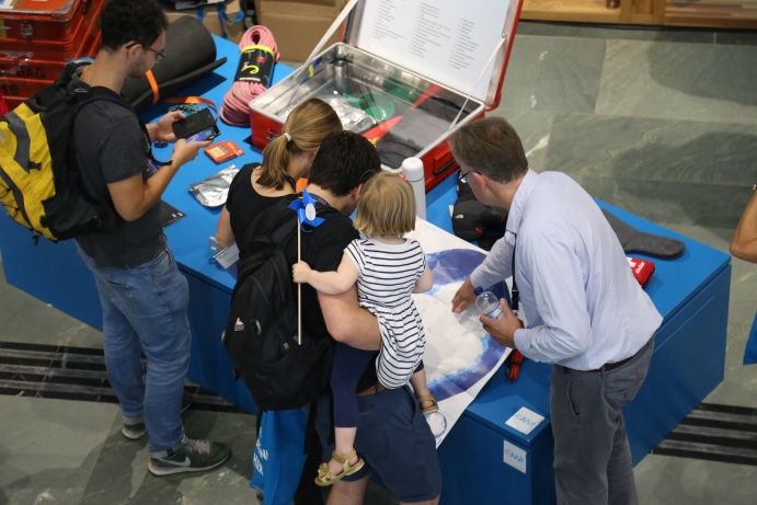 Besucherinnen und Besucher beim Tag der offenen Tür im Bundesministerium für Bildung und Forschung 2017