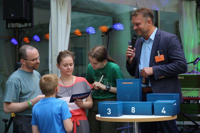 Besucherinnen und Besucher beim Tag der offenen Tür im Bundesministerium für Bildung und Forschung 2017