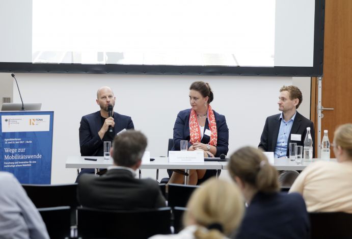 Mobilität und urbaner Verkehr befinden sich derzeit in einem dynamischen Wandel. In den Städten entstehen zum einen vielfältige neue Mobilitätsdienstleistungen und Verkehrsangebote, zum anderen verändern sich Mobilitätsmuster und Rahmenbedingungen der Mobilität. Dieser Wandel der Mobilitätswelt erfordert eine verstärkte Einbindung der Forschung, um diesen Wandel mit zu gestalten. Das Bundesministerium für Bildung und Forschung (BMBF) führt daher im Jahr 2017 einen Agendaprozess „Nachhaltige urbane Mobilität" durch. Dieser erfolgt unter Mitwirkung des Bundesministeriums für Verkehr und digitale Infrastruktur (BMVI).
Im Rahmen dieses Prozesses diskutierten 300 Expertinnen und Experten aus Wissenschaft, Wirtschaft, Politik und Zivilgesellschaft auf der "Agendakonferenz: Wege zur Mobilitätswende" über Forschungs- und Umsetzungsbedarfe für eine nachhaltige Entwicklung von Mobilität in Städten.