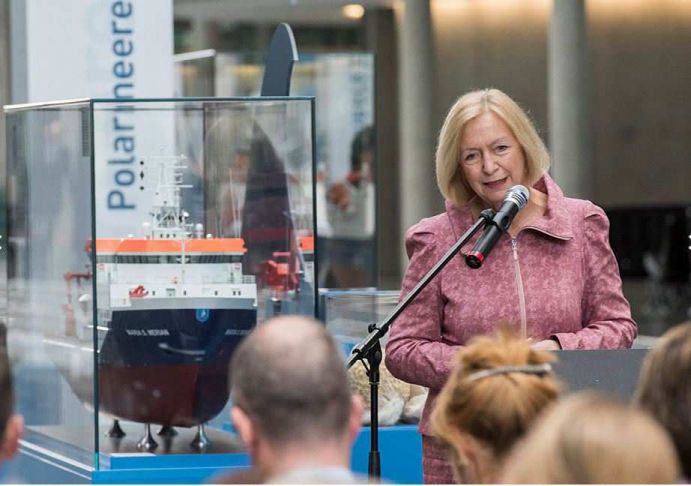 Bundesministerin Johanna Wanka eröffnet die Ausstellung "Meer der Erkenntnis" im Paul-Löbe-Haus.