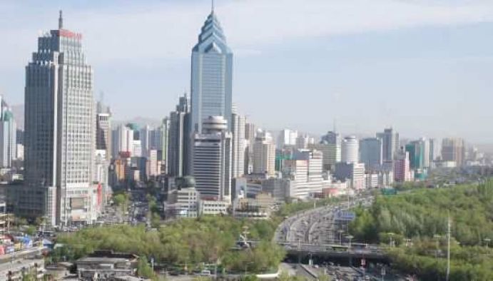In der Stadt Urumqi, China, wurde das ehemalige Flussbett des Urumqiflusses zu einer Stadtautobahn umgebaut.