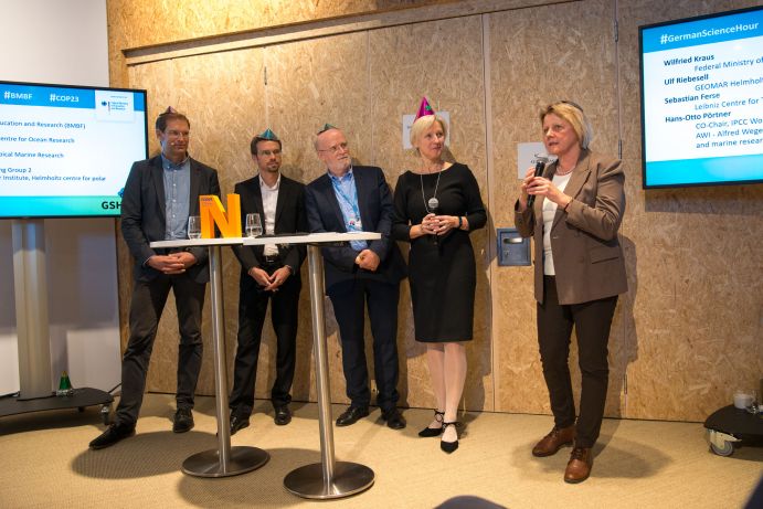 Elke Apelt (BMBF) stellt im Beisein von Prof. Ulf Riebesell (GEOMAR), Dr. Sebastian Ferse (Leibniz Centre for Tropical Marine Research German), Prof. Hans-Otto Pörtner (Alfred Wegener Institut) und der Moderatorin Conny Czymoch die Aktivitäten des Wissenschaftsjahres Meere und Ozeane auf der Science Hour „Our ocean future" vor, Deutscher Pavillon, COP 23, Bonn