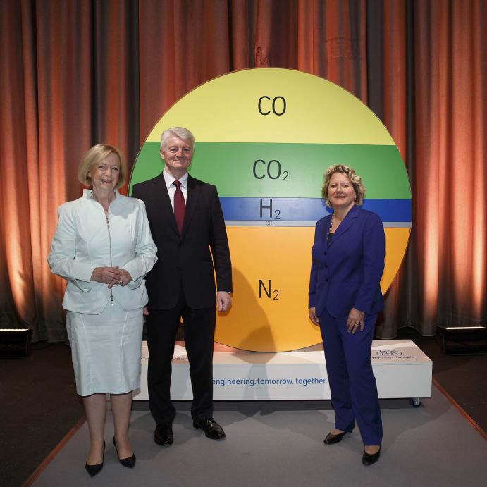 Zukünftig die Bestandteile von Hüttengas sinnvoll nutzen: Bundesforschungsministerin Johanna Wanka mit Heinrich Hiesinger, dem Vorstandsvorsitzenden von thyssenkrupp und der NRW-Wissenschaftsministerin Svenja Schulze.