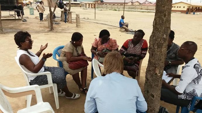 Gruppe diskutiert im Freien.