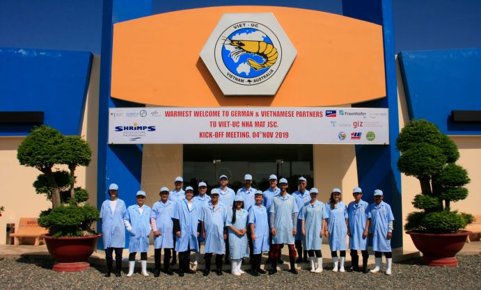 Teilnehmende des SHRIMPS-Projektauftakts vor einer geschlossenen Aquakulturanlage des Partners Viet Uc Seafood Corporation in Bac Lieu, Vietnam.