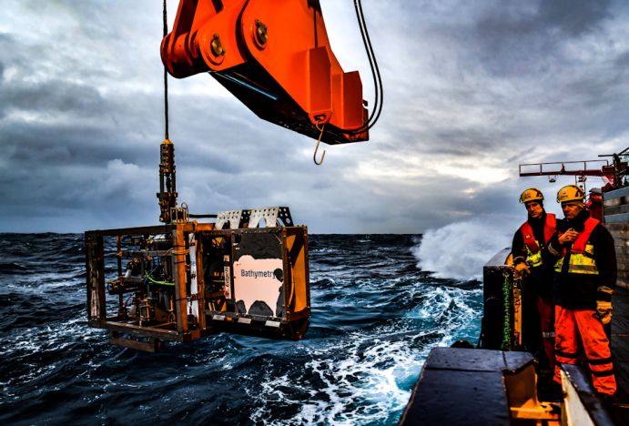 Ein Multifunktionsgerät wird vom Forschungsschiff ausgesetzt. 